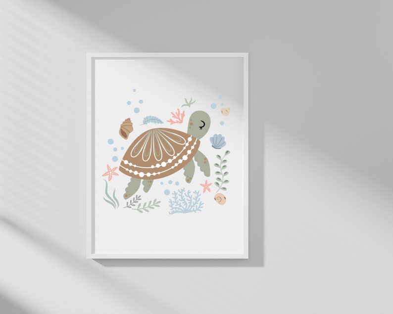 Puede incluir: Una ilustraci&oacute;n enmarcada de una tortuga marr&oacute;n nadando en agua azul con coral, estrellas de mar y conchas. La tortuga tiene un ojo cerrado y una peque&ntilde;a sonrisa.