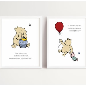 Puede incluir: Dos impresiones de arte de pared imprimibles con tem&aacute;tica de Winnie the Pooh. La primera impresi&oacute;n presenta a Winnie the Pooh sosteniendo un tarro de miel con la cita "Las cosas que me hacen diferente, son las cosas que me hacen." La segunda impresi&oacute;n presenta a Winnie the Pooh sosteniendo un globo rojo con Piglet colgado de &eacute;l. La cita en la segunda impresi&oacute;n es "Me pregunto qu&eacute; va a pasar emocionante hoy?"