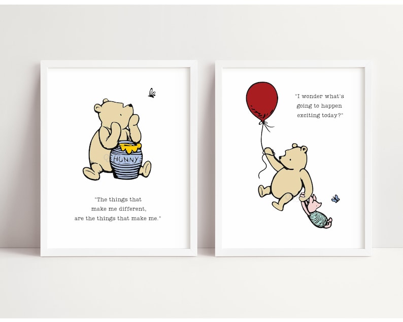 Puede incluir: Dos impresiones de arte de pared imprimibles con tem&aacute;tica de Winnie the Pooh. La primera impresi&oacute;n presenta a Winnie the Pooh sosteniendo un tarro de miel con la cita "Las cosas que me hacen diferente, son las cosas que me hacen." La segunda impresi&oacute;n presenta a Winnie the Pooh sosteniendo un globo rojo con Piglet colgado de &eacute;l. La cita en la segunda impresi&oacute;n es "Me pregunto qu&eacute; va a pasar emocionante hoy?"