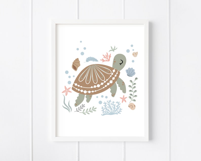 Puede incluir: Una tortuga marr&oacute;n y verde con un caparaz&oacute;n blanco nada en una escena submarina azul y verde. La tortuga tiene los ojos cerrados y una nariz rosa. La escena incluye coral, algas marinas, conchas y estrellas de mar.