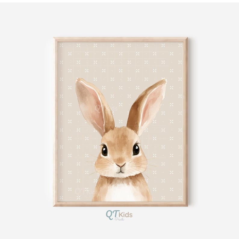 Puede incluir: Una impresi&oacute;n en acuarela enmarcada de un conejo marr&oacute;n con orejas largas, sobre un fondo beige con un patr&oacute;n sutil. El conejo tiene ojos grandes y oscuros y est&aacute; centrado en el marco. El texto "QTKids" est&aacute; en la parte inferior.