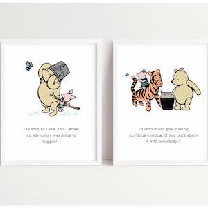 Puede incluir: Dos impresiones con tem&aacute;tica de Winnie the Pooh con ilustraciones y citas. La primera impresi&oacute;n presenta a Winnie the Pooh y Piglet con la cita "Tan pronto como te vi, supe que una aventura iba a suceder!" La segunda impresi&oacute;n presenta a Winnie the Pooh, Piglet y Tigger con la cita "No sirve de mucho tener algo emocionante, si no puedes compartirlo con alguien."