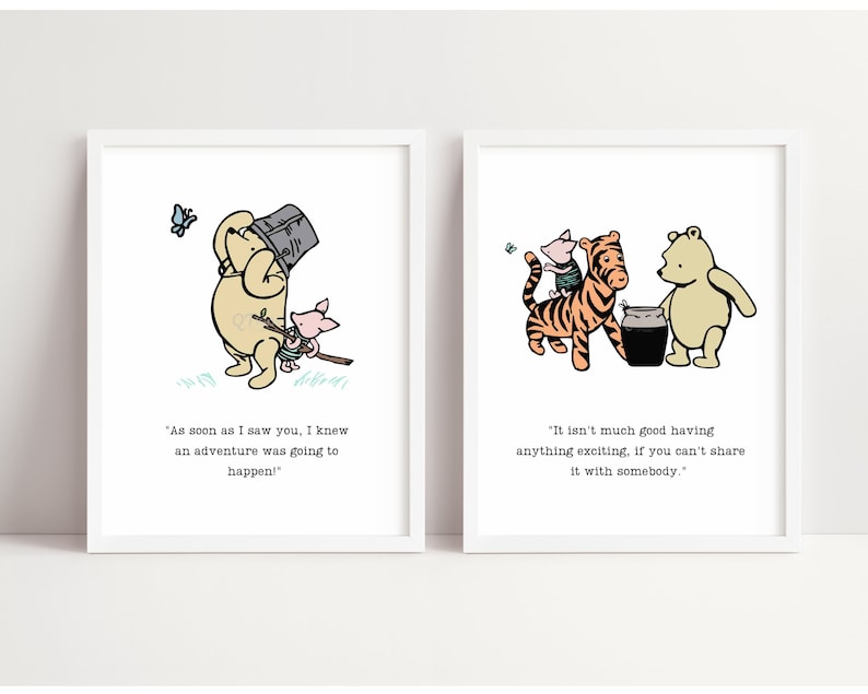 Puede incluir: Dos impresiones con tem&aacute;tica de Winnie the Pooh con ilustraciones y citas. La primera impresi&oacute;n presenta a Winnie the Pooh y Piglet con la cita "Tan pronto como te vi, supe que una aventura iba a suceder!" La segunda impresi&oacute;n presenta a Winnie the Pooh, Piglet y Tigger con la cita "No sirve de mucho tener algo emocionante, si no puedes compartirlo con alguien."