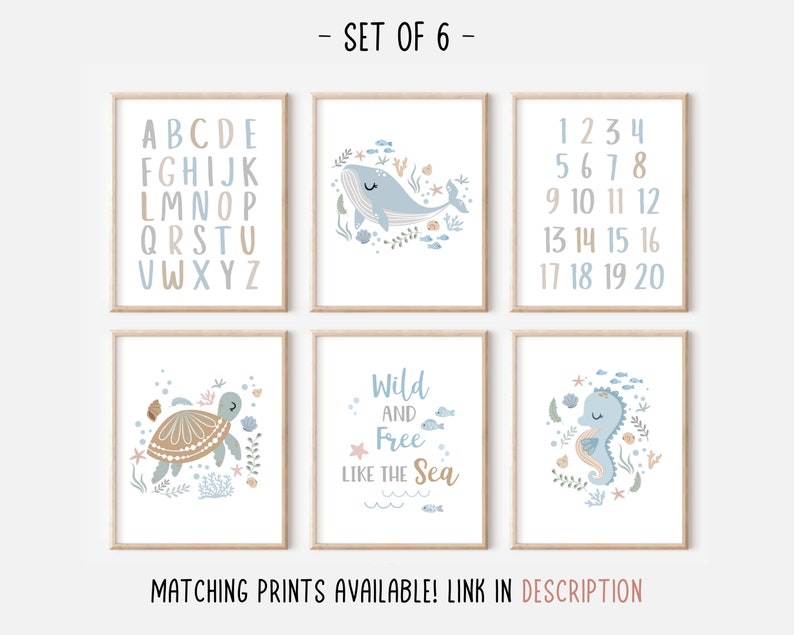 Puede incluir: Conjunto de seis impresiones de arte de pared imprimibles que presentan una ballena azul, una tortuga, un caballito de mar, el alfabeto, los n&uacute;meros del 1 al 20 y una cita sobre ser salvaje y libre como el mar. Las impresiones tienen un esquema de color azul claro y beige con ilustraciones de criaturas marinas y plantas.