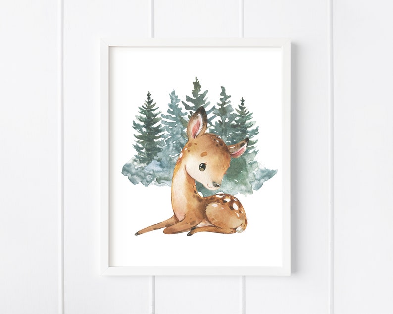 K&ouml;nnte beinhalten: Eine Aquarell-Illustration eines Rehs, das in einem Wald aus gr&uuml;nen B&auml;umen sitzt. Das Reh ist braun mit wei&szlig;en Flecken und hat gro&szlig;e, braune Augen. Die B&auml;ume sind in Gr&uuml;n- und Blaut&ouml;nen gemalt.