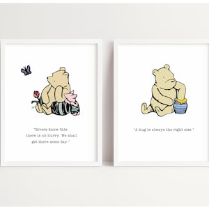 Puede incluir: Dos ilustraciones de Winnie de Pooh en marcos blancos. La primera ilustraci&oacute;n muestra a Winnie de Pooh sentado con Piglet, con una mariposa y una rosa en el fondo. El texto dice "Los r&iacute;os saben esto: no hay prisa. Llegaremos alg&uacute;n d&iacute;a.". La segunda ilustraci&oacute;n muestra a Winnie de Pooh sosteniendo un tarro de miel. El texto dice "Un abrazo siempre es del tama&ntilde;o correcto."