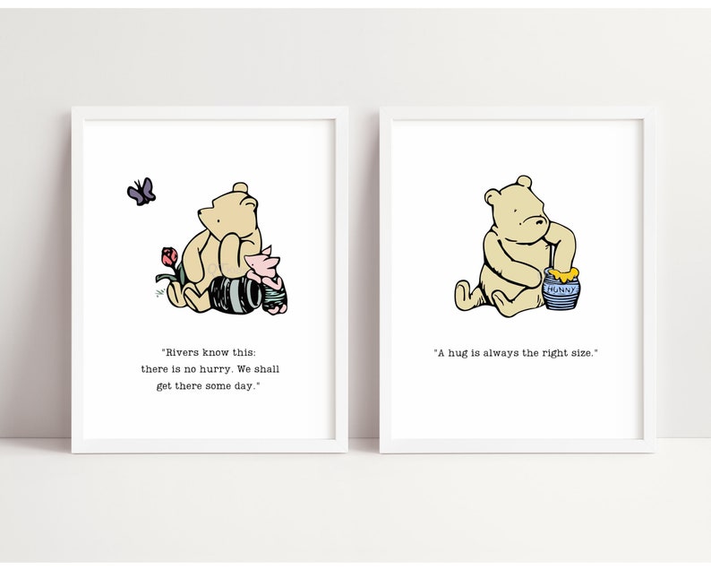 Puede incluir: Dos ilustraciones de Winnie de Pooh en marcos blancos. La primera ilustraci&oacute;n muestra a Winnie de Pooh sentado con Piglet, con una mariposa y una rosa en el fondo. El texto dice "Los r&iacute;os saben esto: no hay prisa. Llegaremos alg&uacute;n d&iacute;a.". La segunda ilustraci&oacute;n muestra a Winnie de Pooh sosteniendo un tarro de miel. El texto dice "Un abrazo siempre es del tama&ntilde;o correcto."