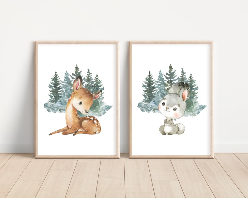 K&ouml;nnte beinhalten: Zwei Aquarell-Illustrationen von Waldtieren. Die erste Illustration zeigt ein Rehkitz, das in einem Wald mit blauen und gr&uuml;nen B&auml;umen sitzt. Die zweite Illustration zeigt ein graues Kaninchen, das in einem Wald mit blauen und gr&uuml;nen B&auml;umen sitzt.