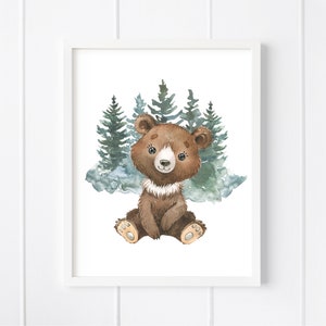 K&ouml;nnte beinhalten: Eine Aquarell-Illustration eines braunen B&auml;renjungen, das vor einem Wald aus gr&uuml;nen B&auml;umen sitzt. Der B&auml;r hat einen niedlichen, cartoonartigen Ausdruck und ist von einem hellblauen Aquarellhintergrund umgeben.