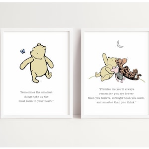 Puede incluir: Dos impresiones con tem&aacute;tica de Winnie the Pooh con citas inspiradoras. La primera impresi&oacute;n presenta a Winnie the Pooh caminando con una mariposa y la cita "A veces las cosas m&aacute;s peque&ntilde;as ocupan el mayor espacio en tu coraz&oacute;n." La segunda impresi&oacute;n presenta a Winnie the Pooh, Piglet y Tigger abraz&aacute;ndose y mirando la luna con la cita "Prom&eacute;teme que siempre recordar&aacute;s que eres m&aacute;s valiente de lo que crees, m&aacute;s fuerte de lo que pareces y m&aacute;s inteligente de lo que piensas."