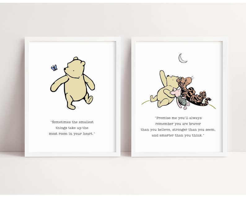 Puede incluir: Dos impresiones con tem&aacute;tica de Winnie the Pooh con citas inspiradoras. La primera impresi&oacute;n presenta a Winnie the Pooh caminando con una mariposa y la cita "A veces las cosas m&aacute;s peque&ntilde;as ocupan el mayor espacio en tu coraz&oacute;n." La segunda impresi&oacute;n presenta a Winnie the Pooh, Piglet y Tigger abraz&aacute;ndose y mirando la luna con la cita "Prom&eacute;teme que siempre recordar&aacute;s que eres m&aacute;s valiente de lo que crees, m&aacute;s fuerte de lo que pareces y m&aacute;s inteligente de lo que piensas."