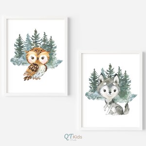 K&ouml;nnte beinhalten: Zwei Aquarell-Illustrationen von Waldtieren. Das erste Bild zeigt eine Eule mit braunen und orangefarbenen Federn, die in einem Wald aus gr&uuml;nen B&auml;umen sitzt. Das zweite Bild zeigt einen grauen Wolfswelpen mit blauen Augen, der in einem Wald aus gr&uuml;nen B&auml;umen sitzt.