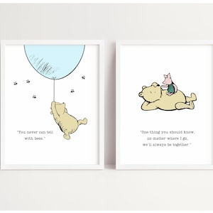 Puede incluir: Dos impresiones con tem&aacute;tica de Winnie the Pooh con citas del libro. La primera impresi&oacute;n muestra a Winnie the Pooh sujetando un globo azul con abejas volando a su alrededor. La cita dice "Nunca se sabe con las abejas." La segunda impresi&oacute;n muestra a Winnie the Pooh acostado con Piglet sentado en su espalda. La cita dice "Una cosa que debes saber, no importa a d&oacute;nde vaya, siempre estaremos juntos."