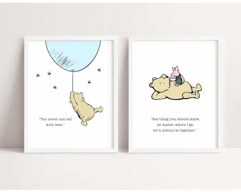 Puede incluir: Dos impresiones con tem&aacute;tica de Winnie the Pooh con citas del libro. La primera impresi&oacute;n muestra a Winnie the Pooh sujetando un globo azul con abejas volando a su alrededor. La cita dice "Nunca se sabe con las abejas." La segunda impresi&oacute;n muestra a Winnie the Pooh acostado con Piglet sentado en su espalda. La cita dice "Una cosa que debes saber, no importa a d&oacute;nde vaya, siempre estaremos juntos."