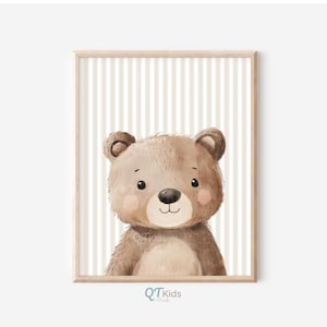 Puede incluir: Una impresi&oacute;n en acuarela enmarcada con un oso de peluche marr&oacute;n amigable con una nariz negra y mejillas rosadas. El oso est&aacute; sobre un fondo a rayas beige y blanco. La impresi&oacute;n est&aacute; en un marco de madera clara. El texto "QTKids Prints" est&aacute; en la parte inferior.