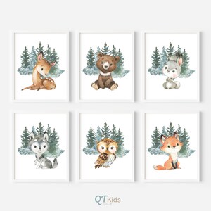 K&ouml;nnte beinhalten: Sechs Aquarell-Illustrationen von Waldtieren in einer winterlichen Waldlandschaft. Jede Illustration zeigt ein anderes Tier, darunter ein Reh, ein B&auml;r, ein Kaninchen, ein Wolf, eine Eule und ein Fuchs. Die Tiere sind von Kiefern und einem verschneiten Hintergrund umgeben.