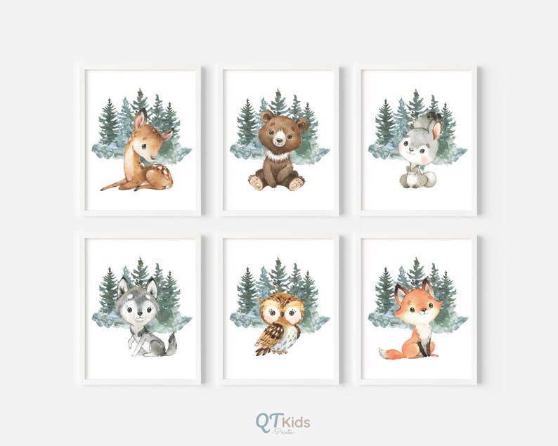 K&ouml;nnte beinhalten: Sechs Aquarell-Illustrationen von Waldtieren in einer winterlichen Waldlandschaft. Jede Illustration zeigt ein anderes Tier, darunter ein Reh, ein B&auml;r, ein Kaninchen, ein Wolf, eine Eule und ein Fuchs. Die Tiere sind von Kiefern und einem verschneiten Hintergrund umgeben.