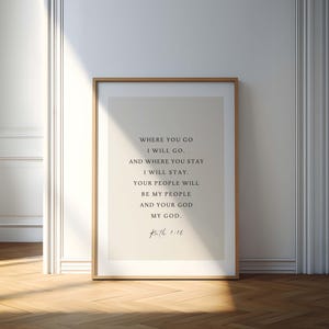 Op de afbeelding: Een ingelijste print met een lichtbeige achtergrond en zwarte tekst. De tekst luidt: "Waar u heengaat, ga ik heen, en waar u verblijft, zal ik verblijven. Uw volk is mijn volk en uw God mijn God. Ruth 1:16."