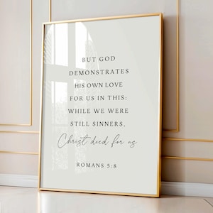 Impresión del versículo bíblico Romanos 5:8, decoración cristiana para el hogar (descarga digital)