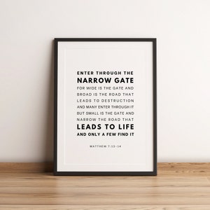 Puede incluir: Una impresión de arte de pared imprimible en blanco y negro con una cita de la Biblia, Mateo 7:13-14. La cita dice: "Entrad por la puerta estrecha... porque ancha es la puerta y espacioso el camino que lleva a la perdición... pero estrecha es la puerta y angosto el camino que lleva a la vida... y pocos son los que la hallan."