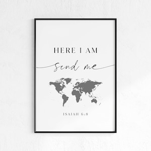 Può includere: Stampa incorniciata in bianco e nero con la scritta "HERE I AM send me" sopra una mappa del mondo. Il testo "ISAIA 6:8" è stampato sotto.