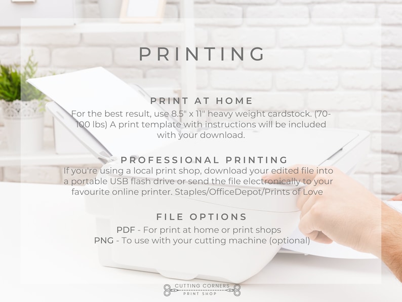 Op de afbeelding: Een witte printer met een vel papier in de lade. De tekst op de afbeelding luidt "PRINTING", "PRINT AT HOME", "PROFESSIONAL PRINTING" en "FILE OPTIONS". De tekst bevat ook instructies voor het afdrukken thuis of bij een lokale drukker.