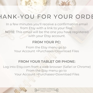 Op de afbeelding: Een witte kaart met de tekst "THANK-YOU FOR YOUR ORDER" in zwart. De kaart geeft instructies over het downloaden van digitale bestanden die zijn gekocht bij Etsy.com. De kaart bevat ook de tekst "CUTTING CORNERS PRINT SHOP" in zwart.