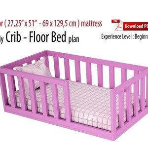 Op de afbeelding: Roze houten wiegbedframe voor een matras van 69 cm x 129,5 cm. De wieg heeft een lattenbodem en is geschikt voor een peuter.