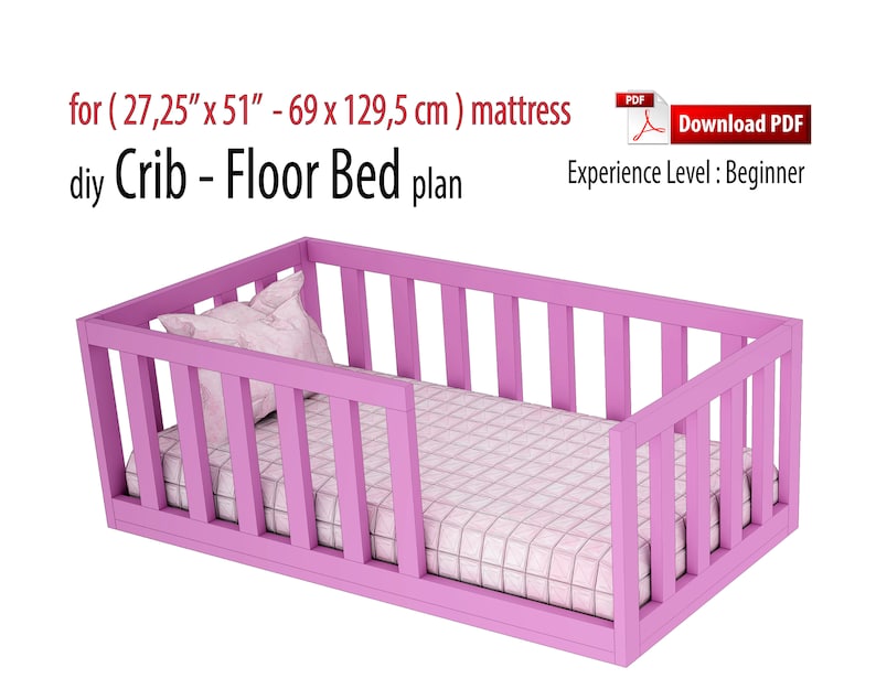 Op de afbeelding: Roze houten wiegbedframe voor een matras van 69 cm x 129,5 cm. De wieg heeft een lattenbodem en is geschikt voor een peuter.