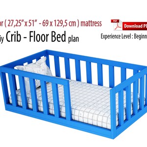 Op de afbeelding: Een blauw houten kinderbed in kribstijl voor een peuter, ontworpen voor een matras van 69 x 129,5 cm. Het bed heeft een lattenkopbord en voetbord, en een afneembare zijrail. De tekst "diy Crib - Floor Bed plan" en "Download PDF" is zichtbaar in de afbeelding.