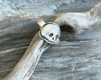 Anillo de calavera pequeña en plata de ley