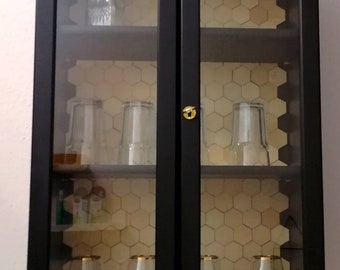 Vitrine - Whiskeyschrank in Schwarzer Kreidefarbe mit Sechsecken