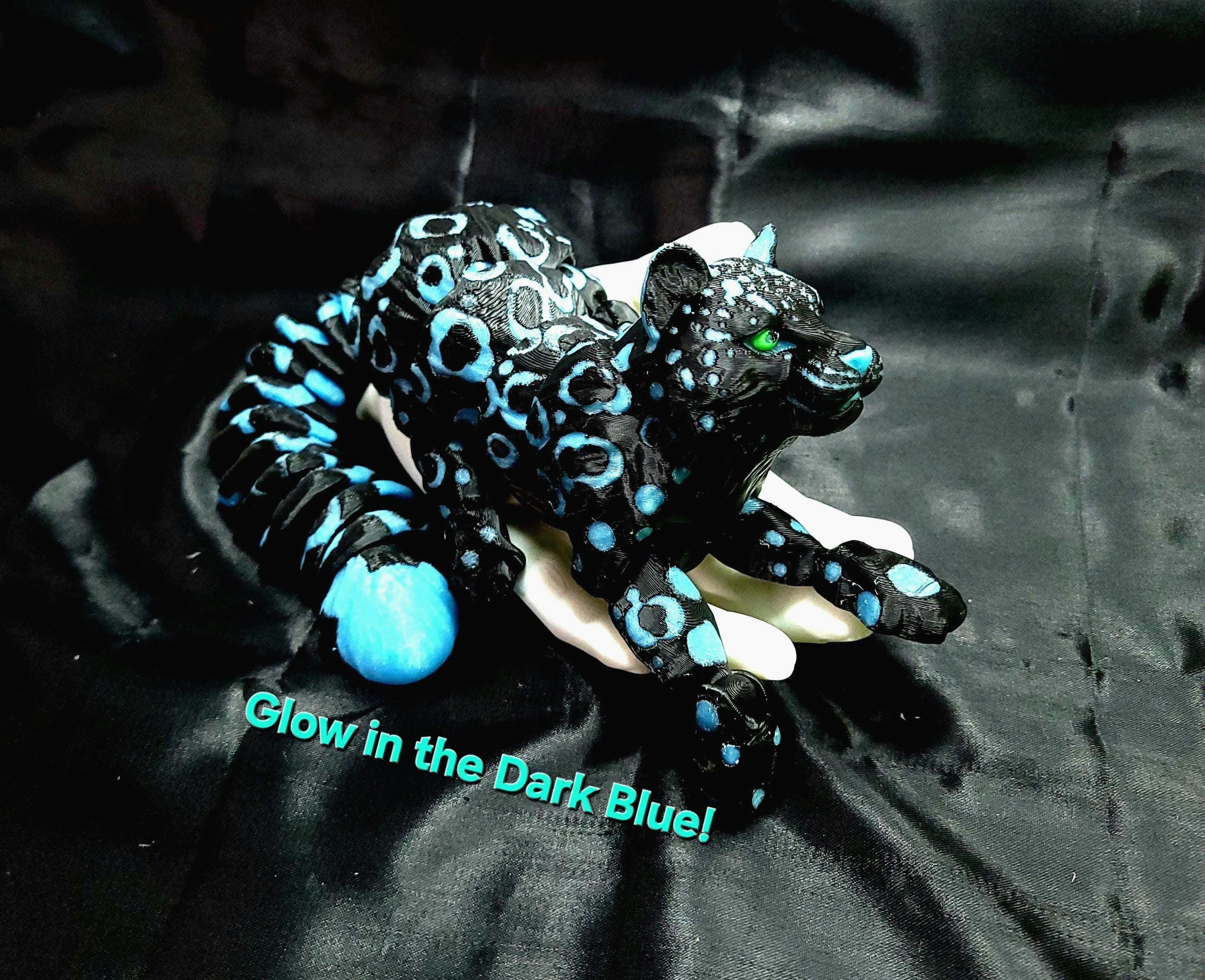 3Dプリントされたユキヒョウの関節式フレキシブル動物 - 黒と暗闇で 