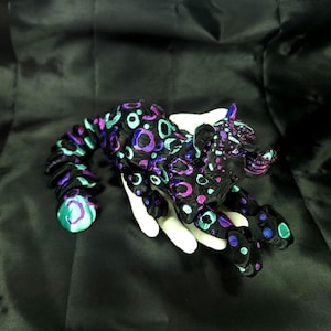 Edición especial: llavero articulado flexible con estampado 3D de leopardo de las nieves grande, negro con seda verde azulado y azul violeta.