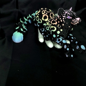 Llavero articulado flexible de leopardo de las nieves grande especial - Pequeño - Impresión 3D - Arcoíris negro mate con ojos morados