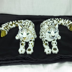 Llavero articulado pequeño con estampado 3D de leopardo de las nieves, dorado y negro, ideal para monedero, cartera, mochila o escritorio.