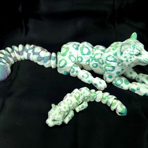 Llavero articulado flexible de leopardo de las nieves grande especial - Pequeño - Impresión 3D - Blanco con suave rosa mate, amarillo y azul