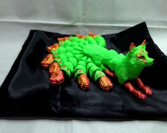Grande animale flessibile articolato a forma di volpe giapponese Kitsune con nove code flessibili - Verde con seta rossa/oro