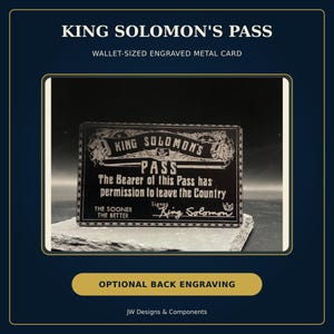 Puede incluir: Una tarjeta rectangular de metal negro con grabado en tono plateado que dice: KING SOLOMON'S PASS, The Bearer of this Pass has permission to leave the Country, THE SOONER THE BETTER, y una firma King Solomon con una pequeña corona.