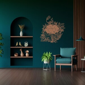 Puede incluir: Una pared verde azulada con un estante de madera marr&oacute;n y una silla de madera marr&oacute;n. La pared tiene una calcoman&iacute;a de pared decorativa marr&oacute;n de una constelaci&oacute;n en un c&iacute;rculo con una escena de luna y oc&eacute;ano. El estante tiene un jarr&oacute;n con flores secas, dos figuritas de p&aacute;jaros, un reloj y tres jarrones. La silla est&aacute; tapizada en tela azul verdosa. La habitaci&oacute;n tiene un suelo de madera oscura.