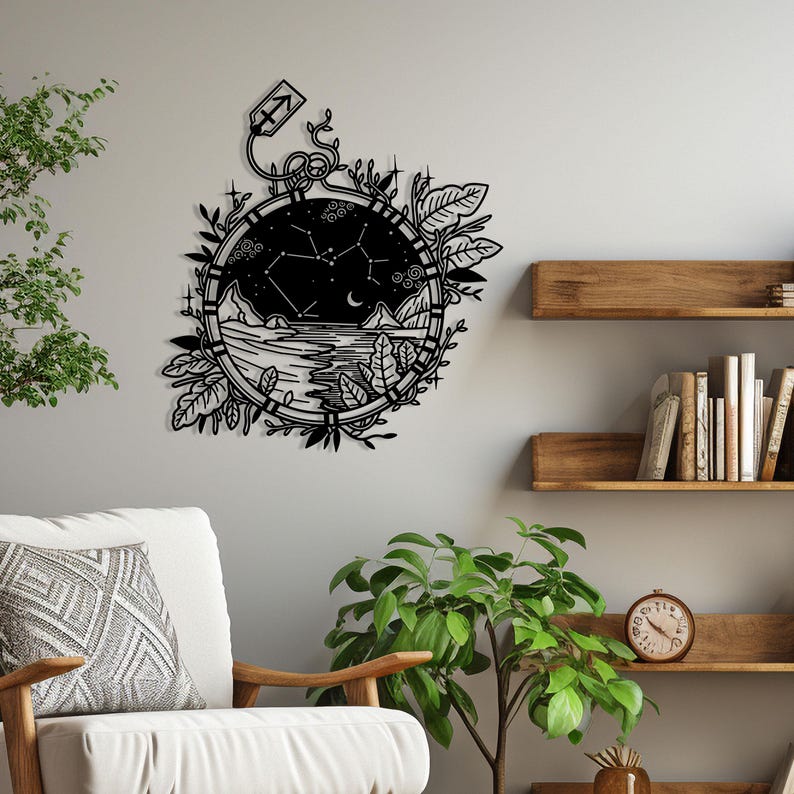 Puede incluir: Arte de pared de metal negro con una imagen estilizada de un paisaje mar&iacute;timo con una constelaci&oacute;n de estrellas y una luna creciente. El dise&ntilde;o est&aacute; enmarcado por un borde circular con un motivo floral.