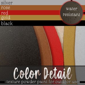 Puede incluir: Primer plano de cinco muestras de pintura en polvo texturizada de diferentes colores. Los colores son negro, marr&oacute;n, rojo, dorado y plateado. El texto "Color Detail" y "pintura en polvo texturizada para uso en exteriores" est&aacute; impreso debajo de las muestras. El texto "resistente al agua" est&aacute; impreso en un c&iacute;rculo sobre las muestras.