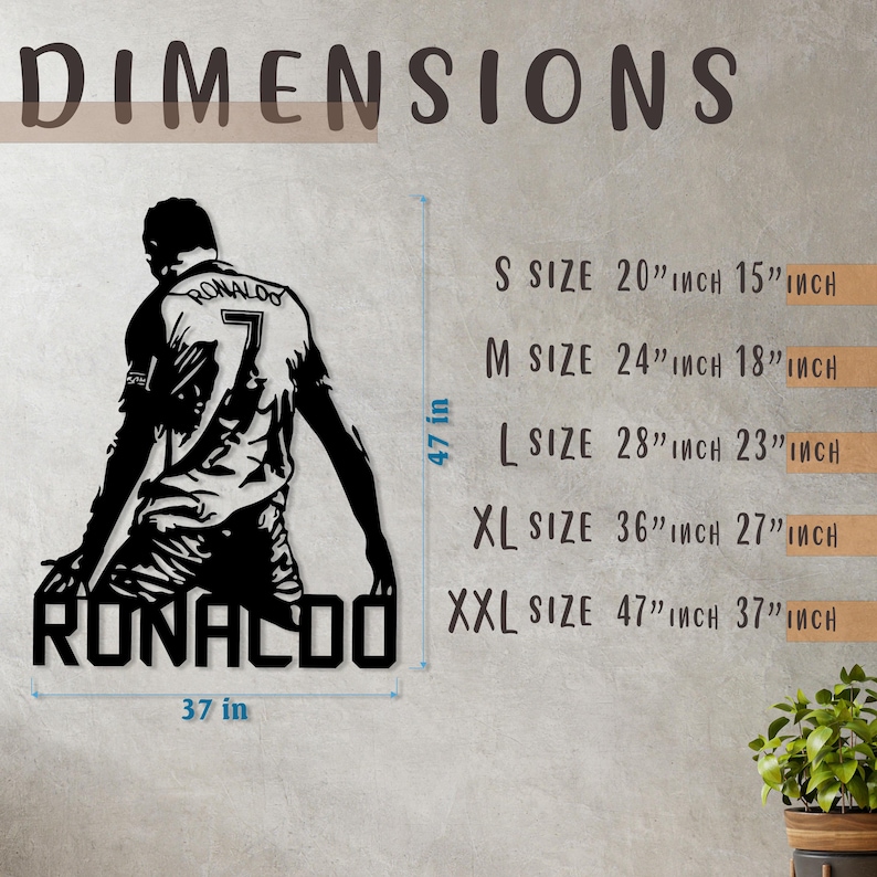 Op de afbeelding: Zwart metalen wandkunstsilhouet van een voetballer, met de naam "RONALDO" eronder. De afmetingen staan vermeld, de grootste maat is 119 cm bij 94 cm. De speler draagt een shirt met nummer 7.