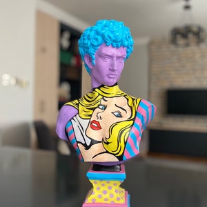 Pop-Art-David-Skulptur mit Frauenmalerei, Gelb und Lila gemalter Comic-Pop-Art-Frau, italienische handgemachte Statue, Michelangelos Skulptur