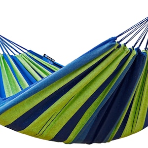 Può includere: Un'amaca a righe blu, verdi e blu navy. L'amaca è realizzata in tessuto intrecciato e presenta attacchi in corda blu a ciascuna estremità. Progettata per il relax all'aperto e il tempo libero.