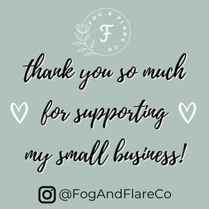K&ouml;nnte beinhalten: Eine Dankesbotschaft mit einem wei&szlig;en Herzen auf jeder Seite des Textes. Der Text lautet "thank you so much for supporting my small business!" mit einem wei&szlig;en Kreis mit einem schwarzen Instagram-Symbol und dem Text "@FogAndFlareCo" darunter. Der Hintergrund ist hellblaugr&uuml;n.