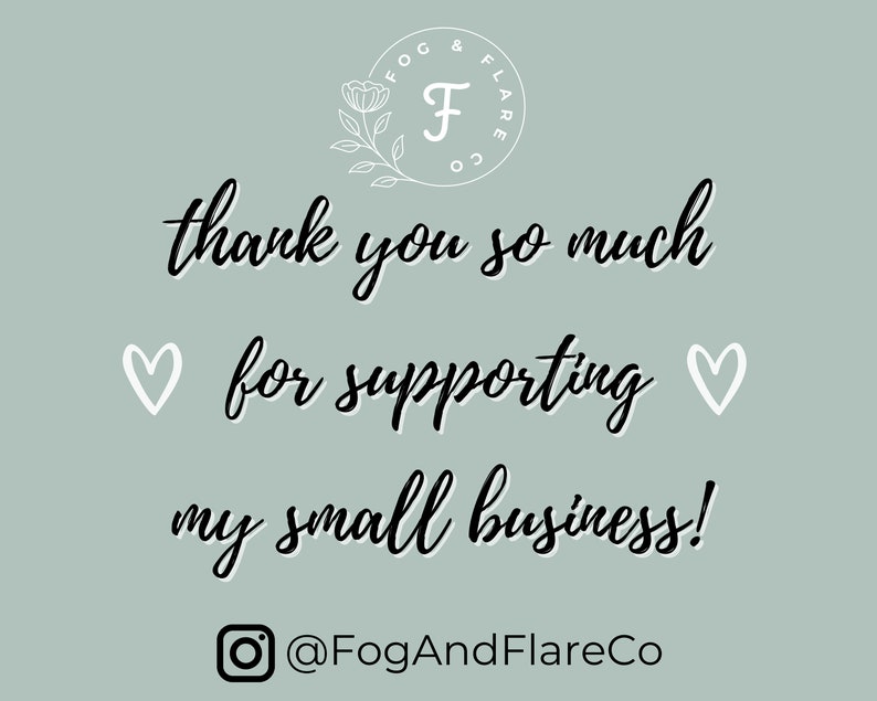 K&ouml;nnte beinhalten: Eine Dankesbotschaft mit einem wei&szlig;en Herzen auf jeder Seite des Textes. Der Text lautet "thank you so much for supporting my small business!" mit einem wei&szlig;en Kreis mit einem schwarzen Instagram-Symbol und dem Text "@FogAndFlareCo" darunter. Der Hintergrund ist hellblaugr&uuml;n.