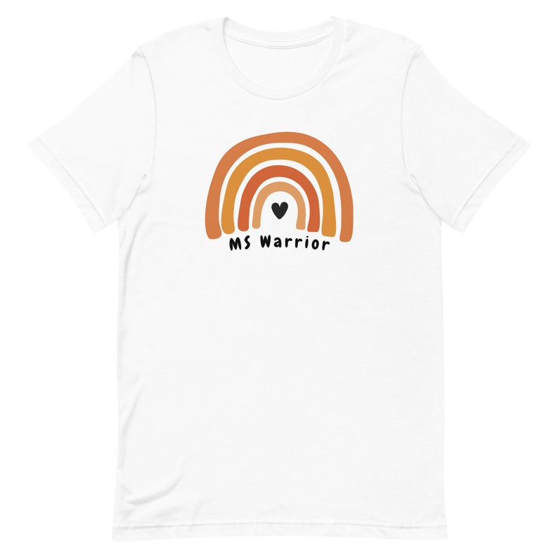 K&ouml;nnte beinhalten: Wei&szlig;es T-Shirt mit einem Regenbogen-Design in Orange- und Braunt&ouml;nen. Ein schwarzes Herz befindet sich in der Mitte des Regenbogens. Der Text "MS Warrior" befindet sich unter dem Regenbogen.