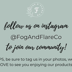 K&ouml;nnte beinhalten: Eine Grafik mit einem floralen Design und dem Text "COG & FLARE" in einem Kreis. Der Text "follow us on instagram @FogAndFlareCo to join our community! PS, be sure to tag us in your photos, we LOVE to see you enjoying our products!" befindet sich unterhalb des Kreises.