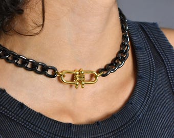 Gargantilla con doble herradura, cadena de eslabones de varios metales, bicolor, ligera, con mosquetón dorado.